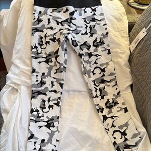 Koral Knockout Compression Cropped Leggings White Black Camo Mid Rise EUC Size M